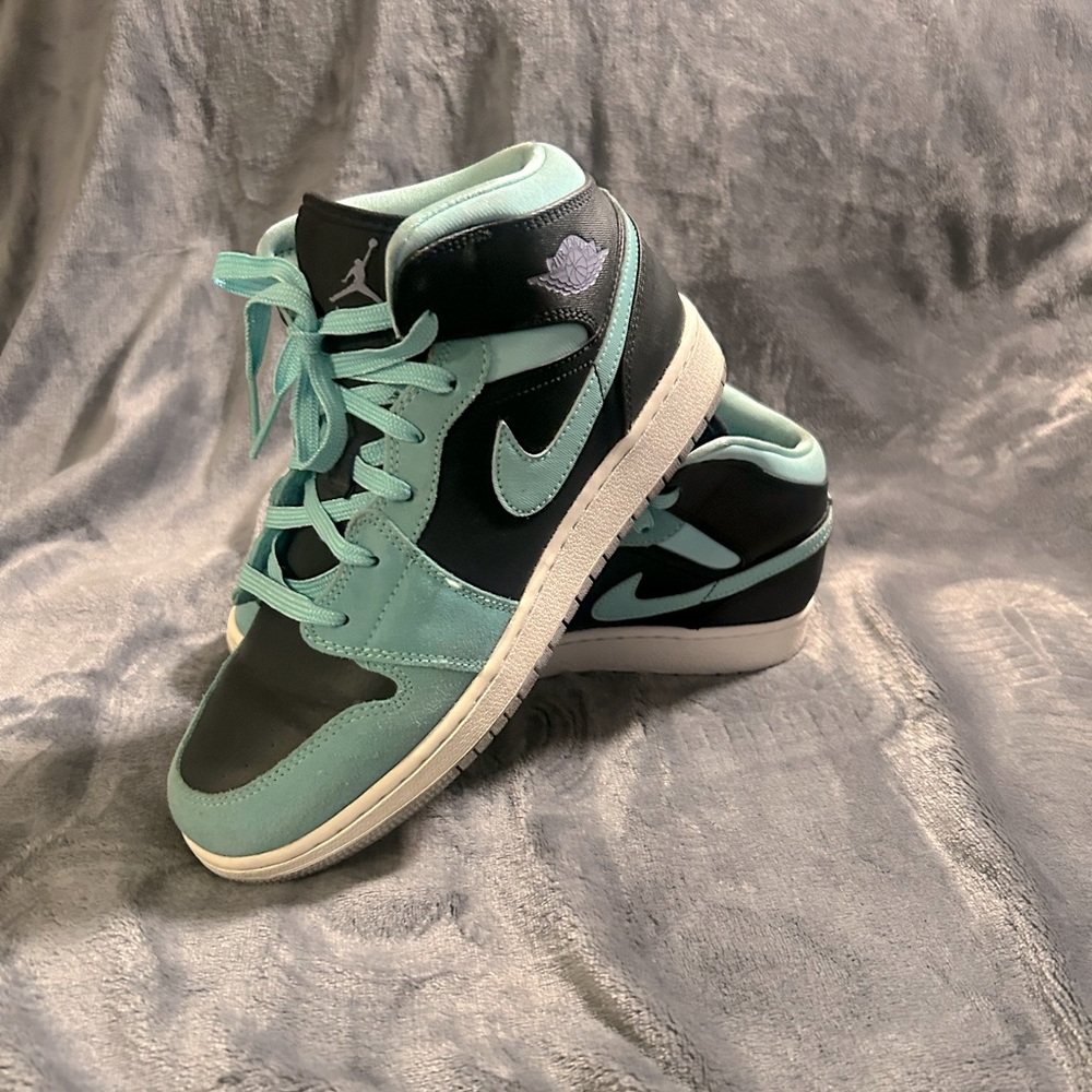 Air Jordan 1 Mid Retro GG